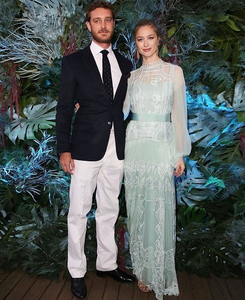 Seguimos sin abandonar la Casa Grimaldi para indagar en los looks de Beatrice Borromeo. La periodista y su marido, Pierre Casiraghi, volvieron a demostrar que son la pareja con más estilo de la realeza europea en el Yatch Club de Mónaco, el lugar escogido por la diseñadora Alberta Ferretti para presentar su colección Resort 2020. Si su cuñada y su suegra tienden a apostar por la moda francesa, la exmodelo italiana no pierde la oportunidad para apoyar a los diseñadores de su país, y a este vestido verde menta, con cuello Perkins y encaje nos remitimos. Un espectacular diseño de invitada firmado por Alberta Ferretti cuya versión asequible encontramos en la nueva colección de Zara.