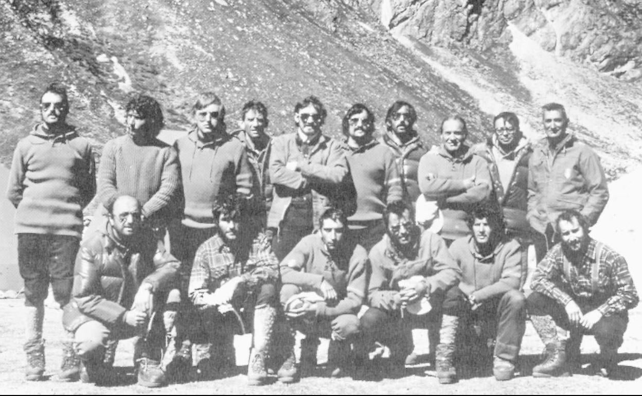 Los 16 miembros del grupo que intentó ascender el Everest en 1974. 