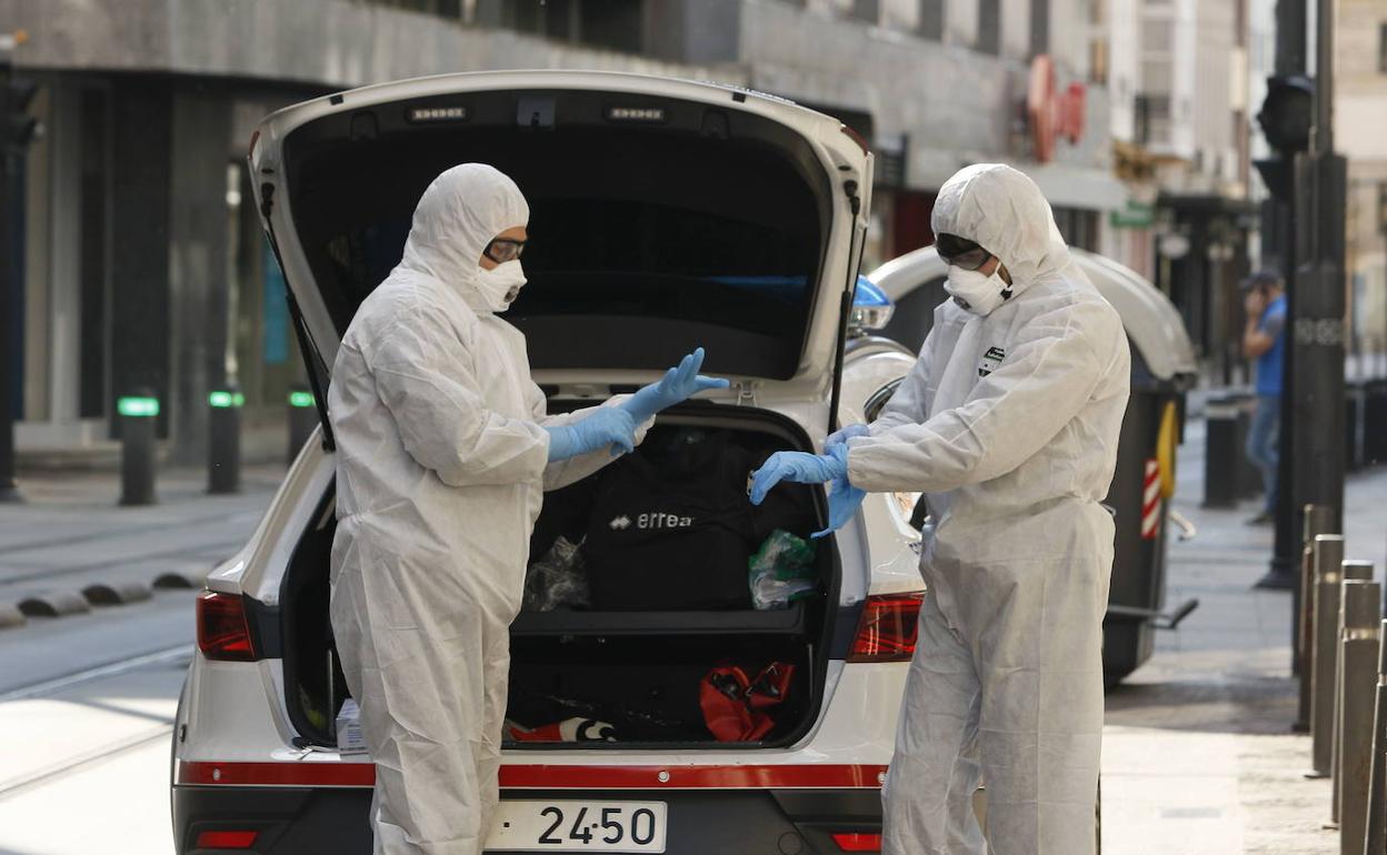 Ertzainas se colocan los EPIs antes de una intervención en Vitoria. 