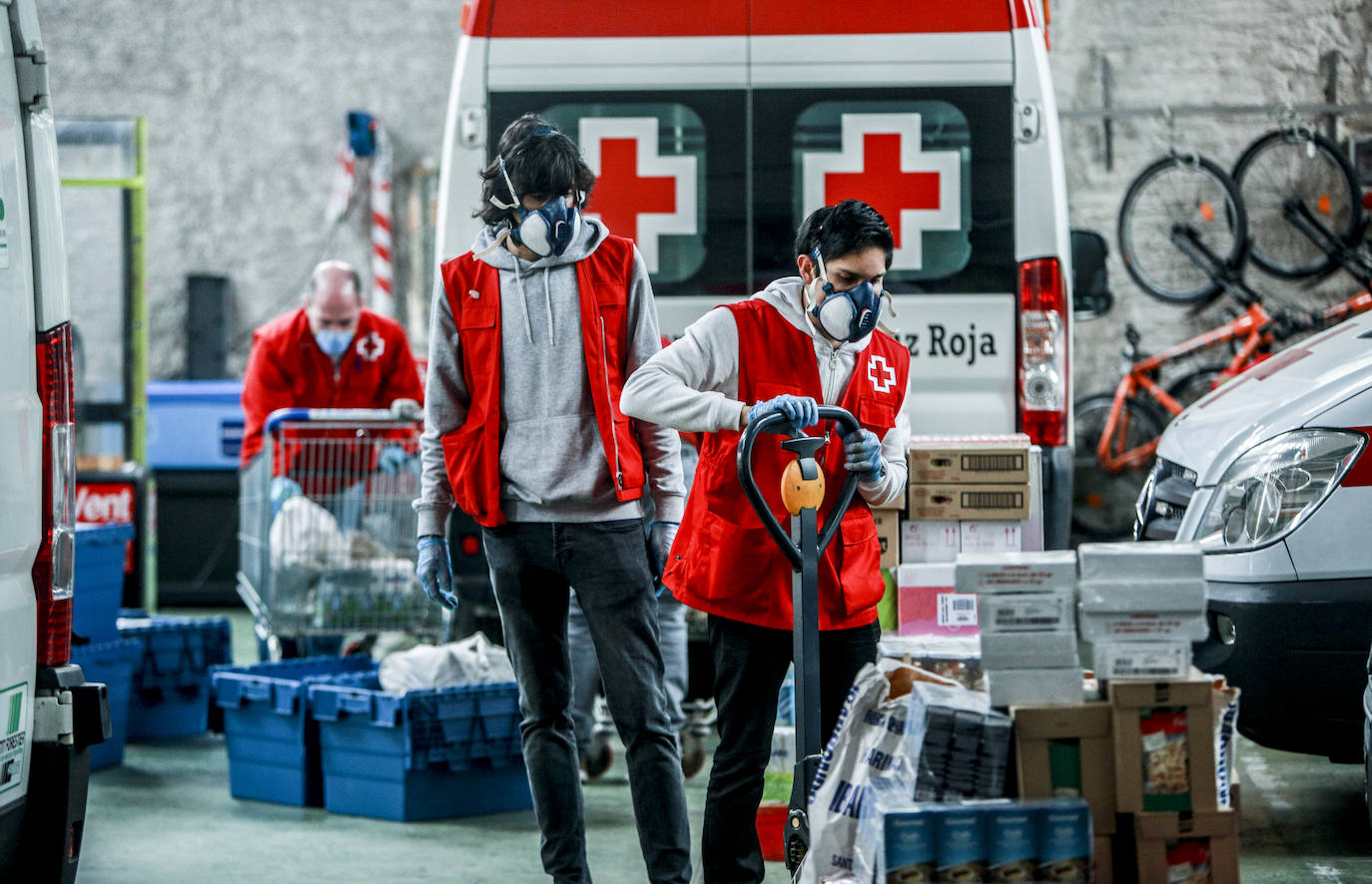 Fotos: La Cruz Roja de Álava saca músculo durante la crisis