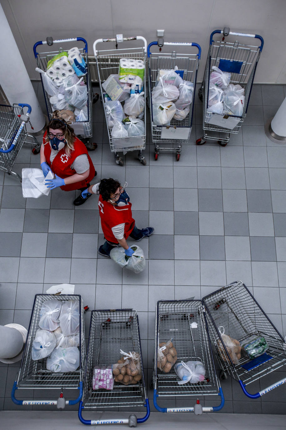 Fotos: La Cruz Roja de Álava saca músculo durante la crisis