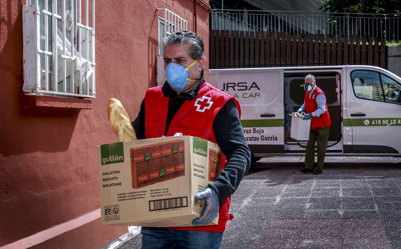 Fotos: La Cruz Roja de Álava saca músculo durante la crisis