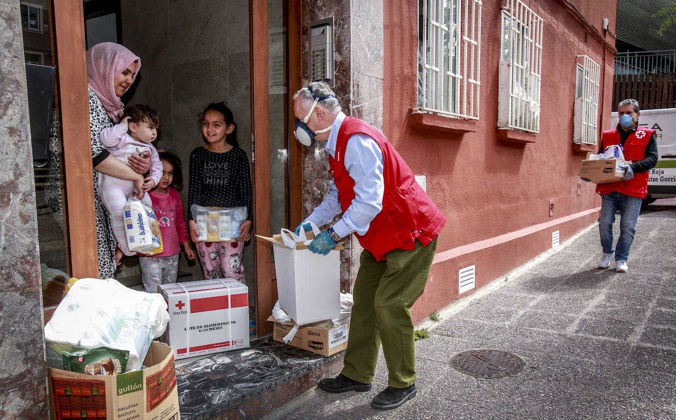 Fotos: La Cruz Roja de Álava saca músculo durante la crisis