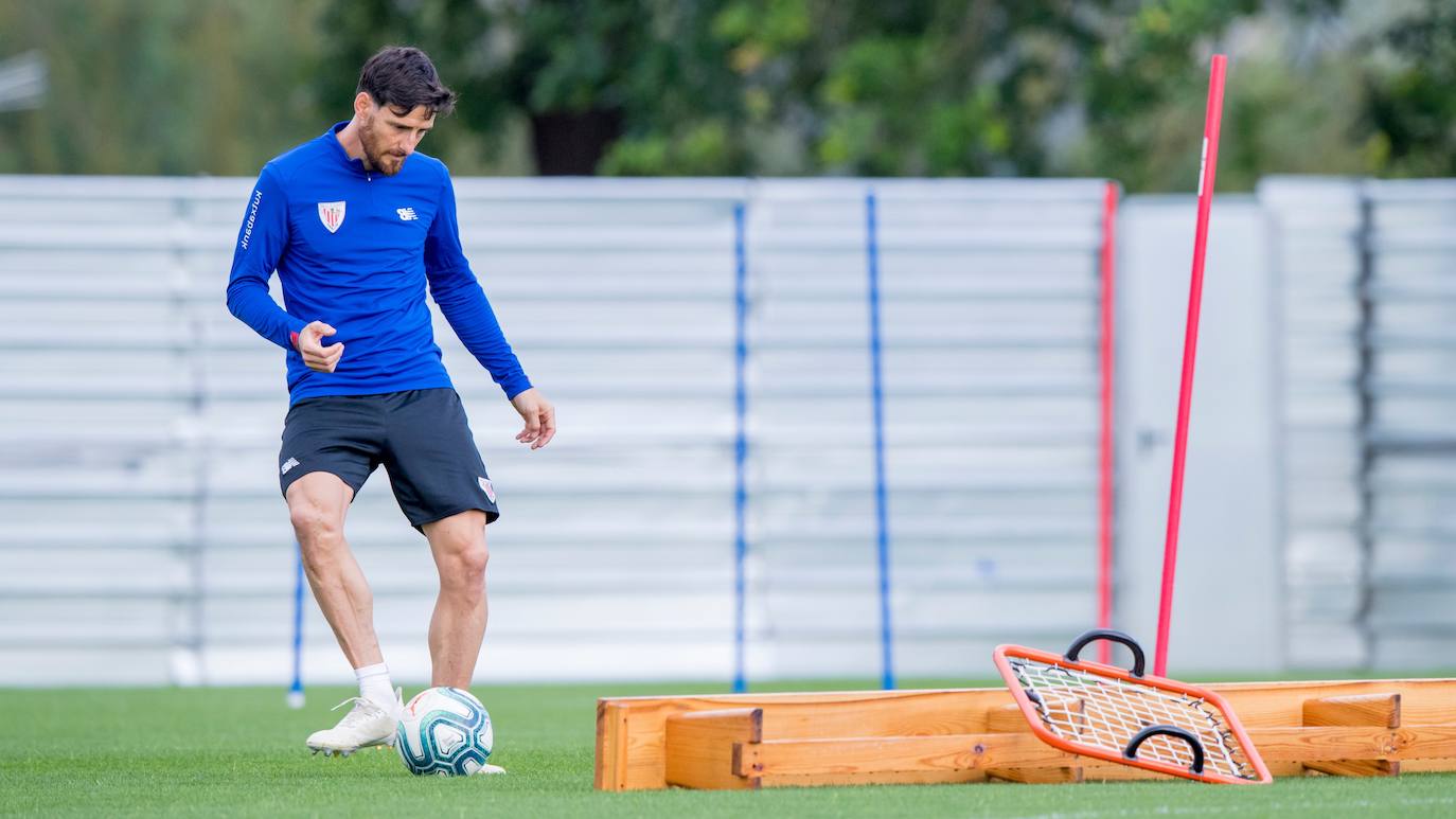 Aduriz golpea el balón