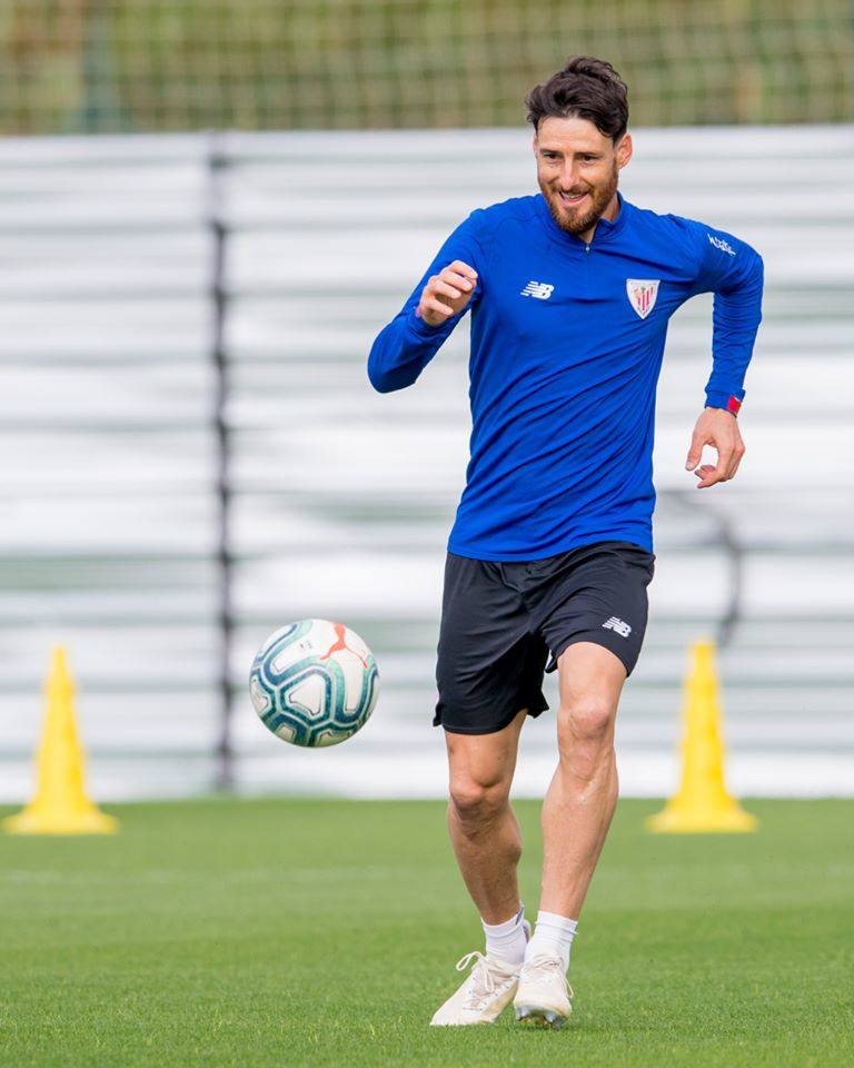 Aduriz con el esférico.