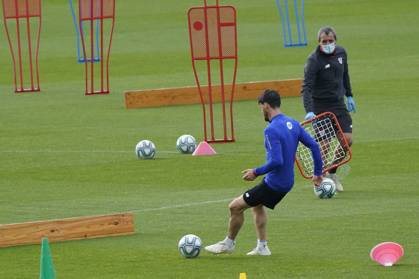 Aduriz golpea el balón contra un banco.