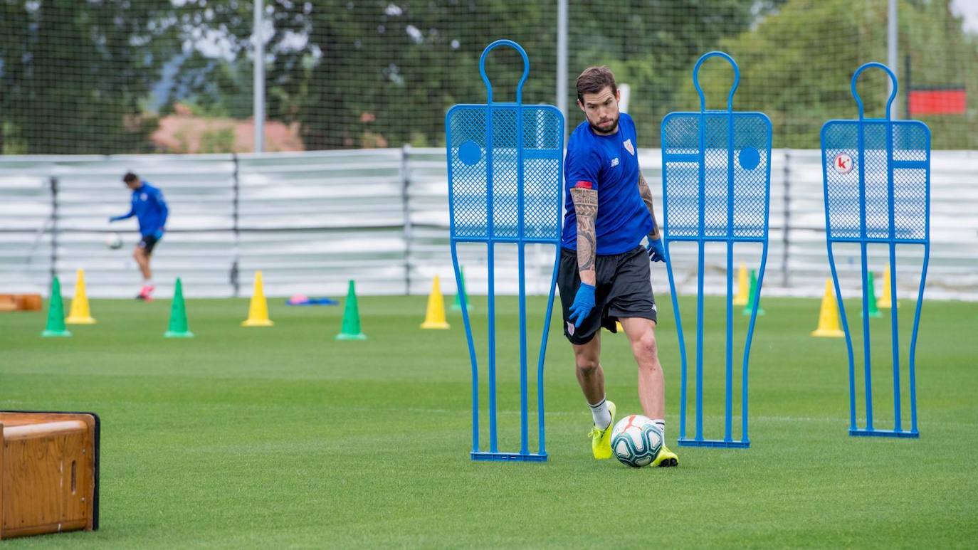 Iñigo Martínez hace un recorte.