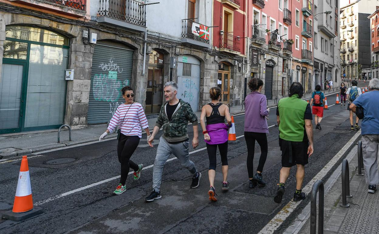 Bilbaínos pasean por Atxuri en la 'calle' habilitada por el Ayuntamiento.
