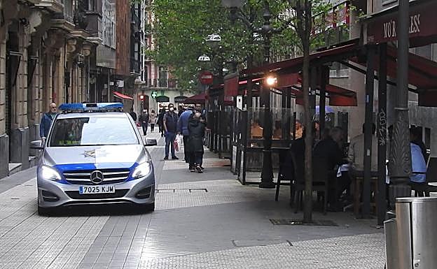 Un coche de la Policía pasa por la calle Ledesma este lunes.