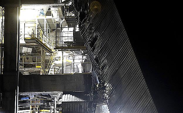 Sin heridos en el incendio en la fábrica de Cementos Lemona