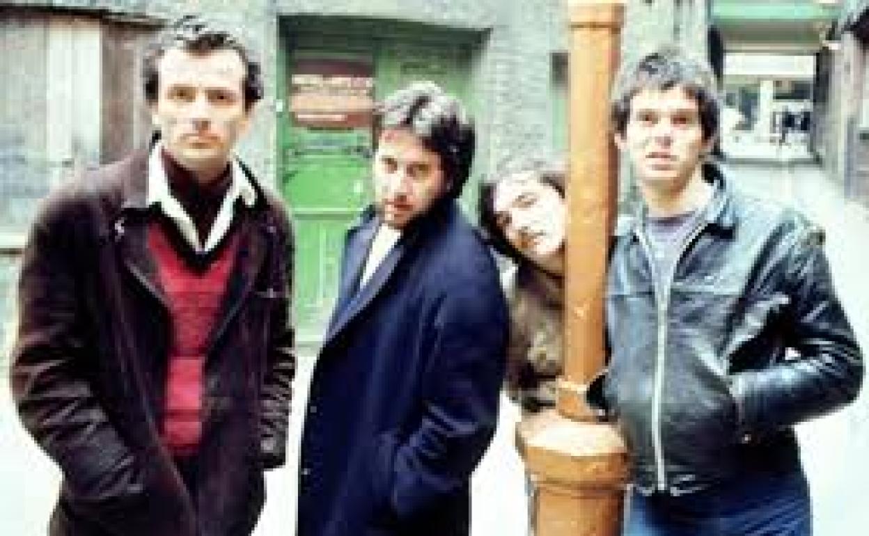 Stranglers Taldea, 1977. urtean.