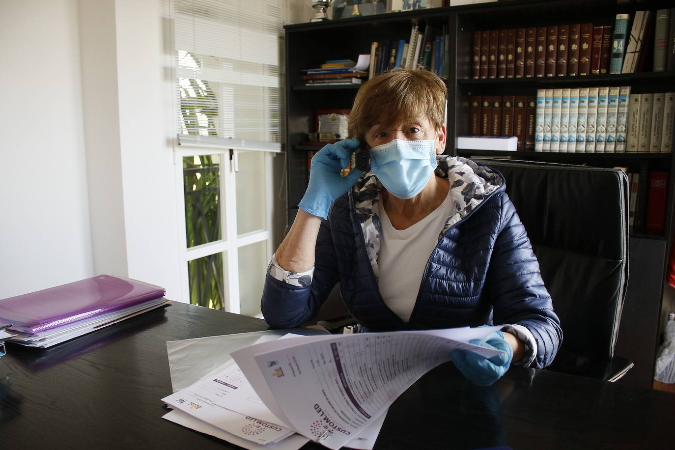 Teresa Córdoba procura usar guantes en su vida diaria. Con la mascarilla tiene problemas de alergia. 