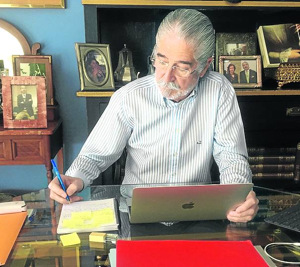 El doctor Kepa Urigoitia trabaja desde casa en zapatillas.