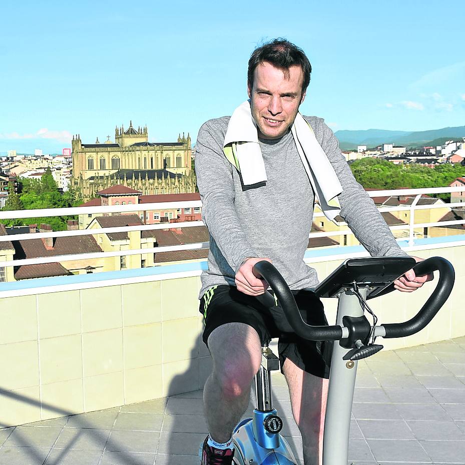 El Mago Sun, o Iñaki Ruiz de Galarreta, se pone en forma en la terraza de su casa.