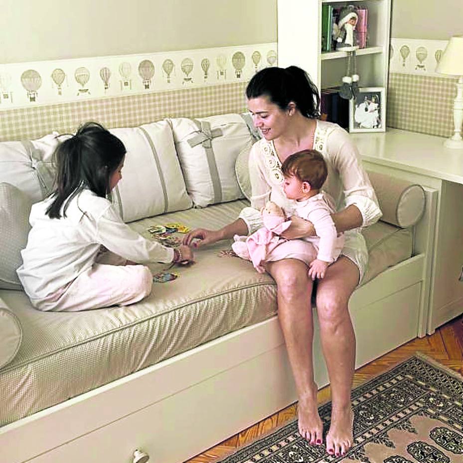 La modelo Sonia Sáiz juega con sus ‘peques’ a los cromos.