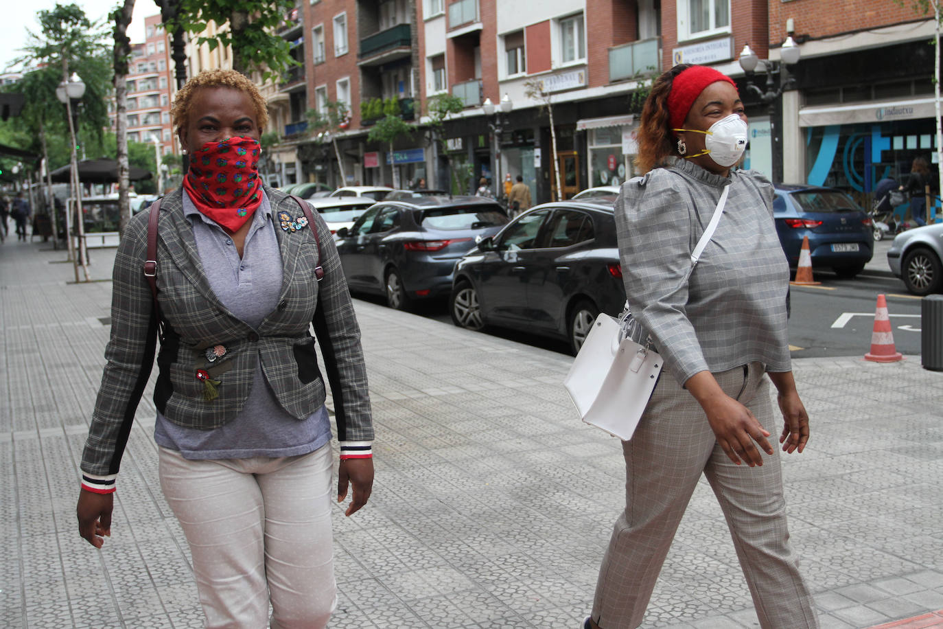 Dos mujeres, con mascarillas, en las calles de Bilbao.
