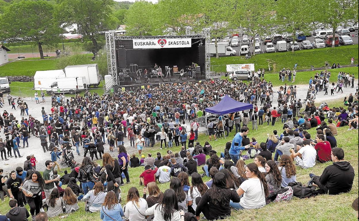 Ipar Euskal Herriko ikastolaren jaia babesteko asmoz, milaka euskaldun bertatatzen dira laku ospetsuaren aldamenetara, urtero.