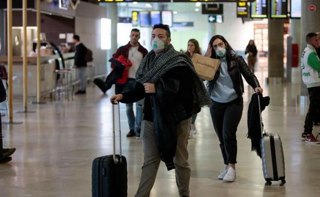 Varias personas en el aeropuerto de Madrid. 