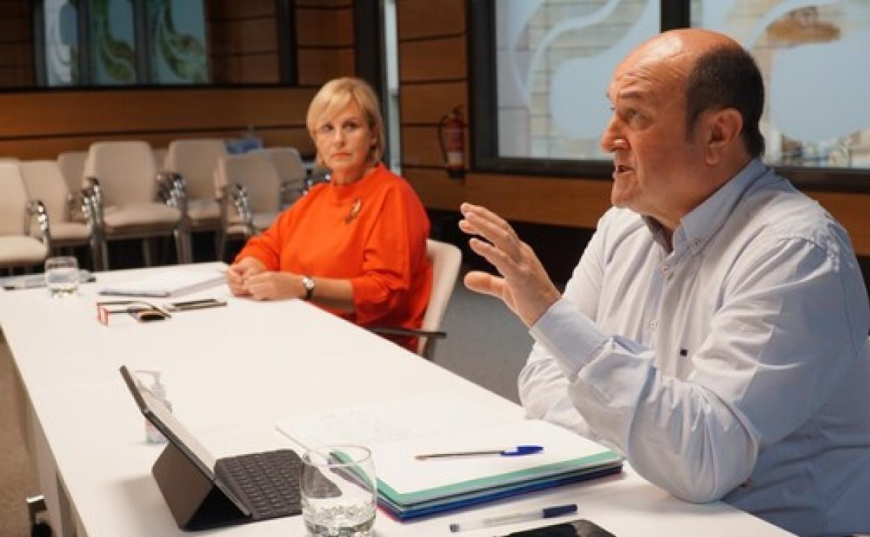 Ortuzar, con Itxaso Atutxa en la reunión del EBB de este lunes. 