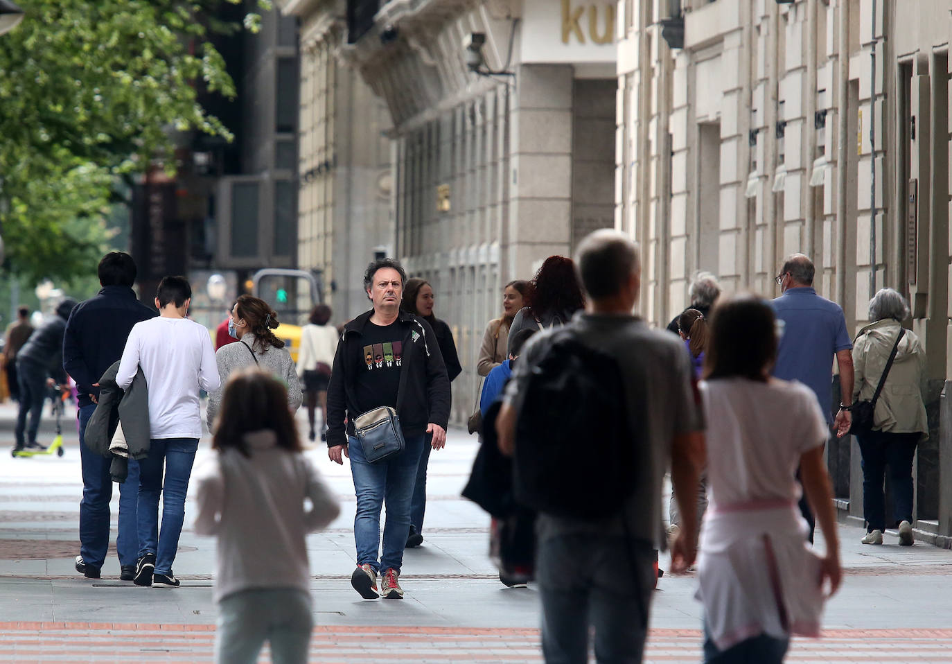 Paseantes por la Gran Vía de Bilbao.