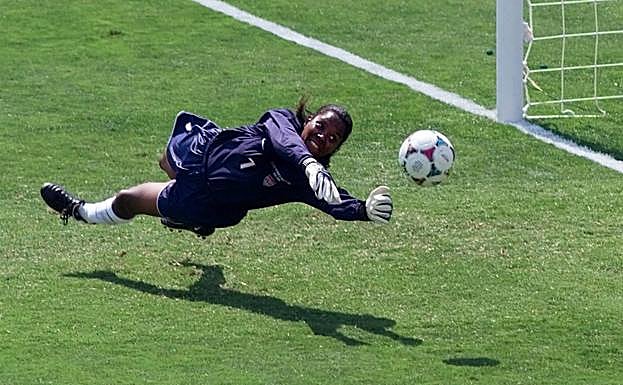 Briana Scurry, la portera de EEUU, detiene el penalti que les hizo ganar el mundial. 