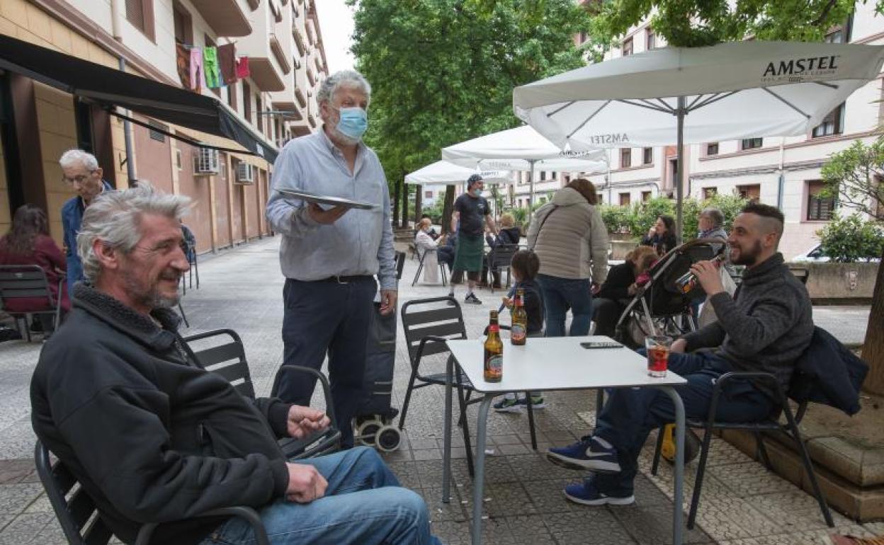 Varias personas en una terraza de Bilbao.