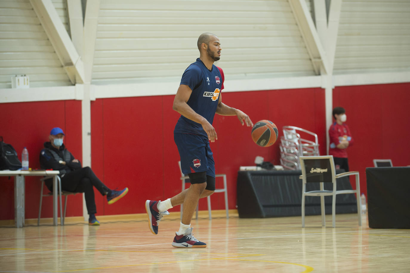 Fotos: El Baskonia vuelve a los entrenamientos 63 días después