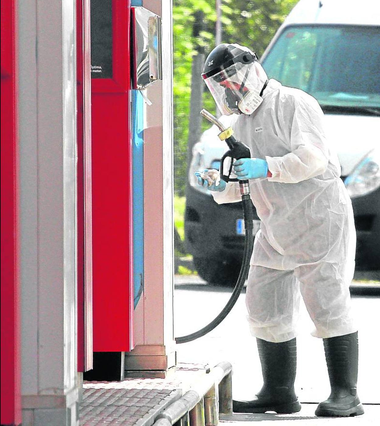 Un operario limpia los surtidores de una gasolinera en Zamudio. 