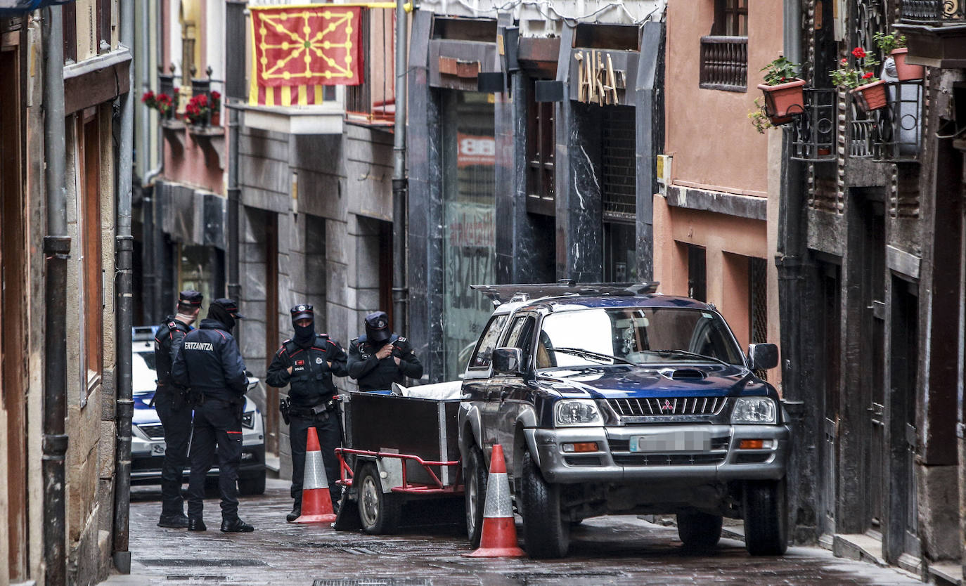 Ertzainas durante el operativo de esta mañana. 