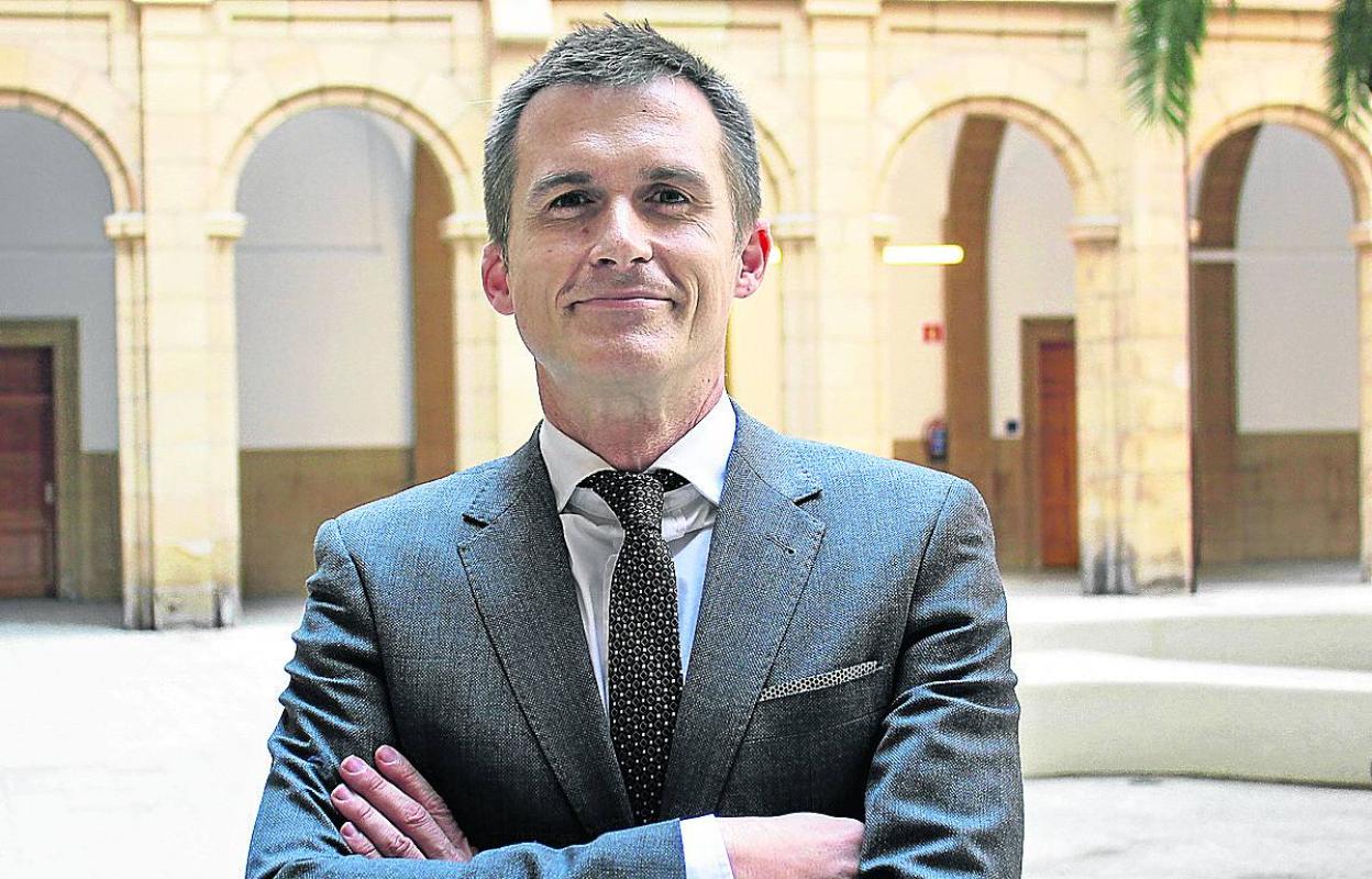 Mikel Mancisidor, en el claustro de la Universidad de Deusto, donde forma parte del Consejo de Gobierno.