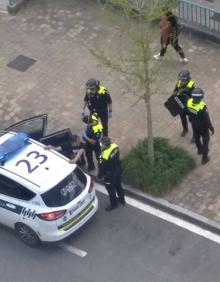 Imagen secundaria 2 - Operarios se disponen a tapiar varios butrones en pisos de Olárizu. Agentes locales acuden a tomar huellas tras aparecer un perro muerto. Y arresto del presunto agresor del patriarca de Olárizu. 