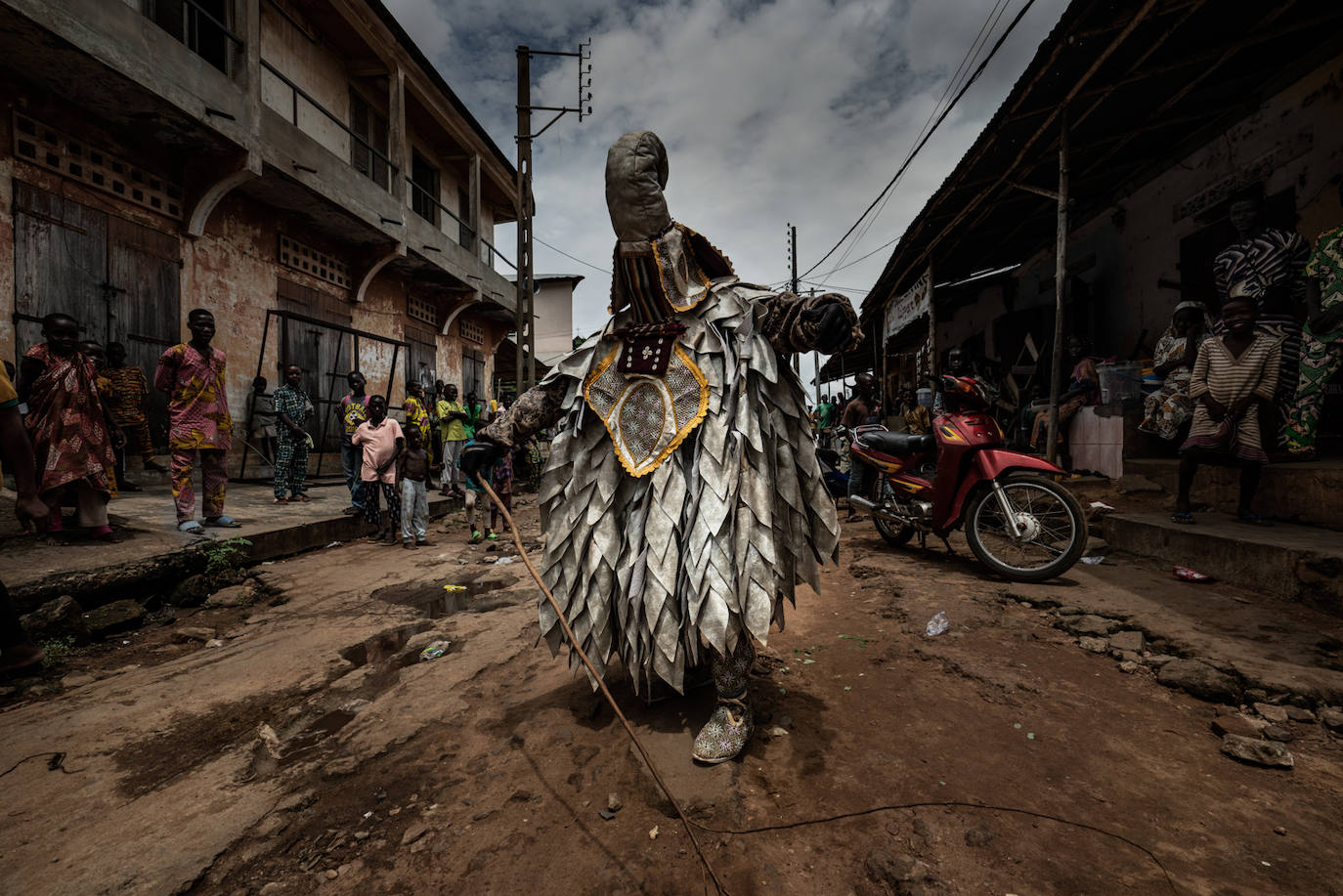 La religión mayoritaria en Benin es el cristianismo, pero sus habitantes no olvidan el animismo que hunde sus raíces en el mundo tribal, lo que en la práctica da pie a curiosas interpretaciones.