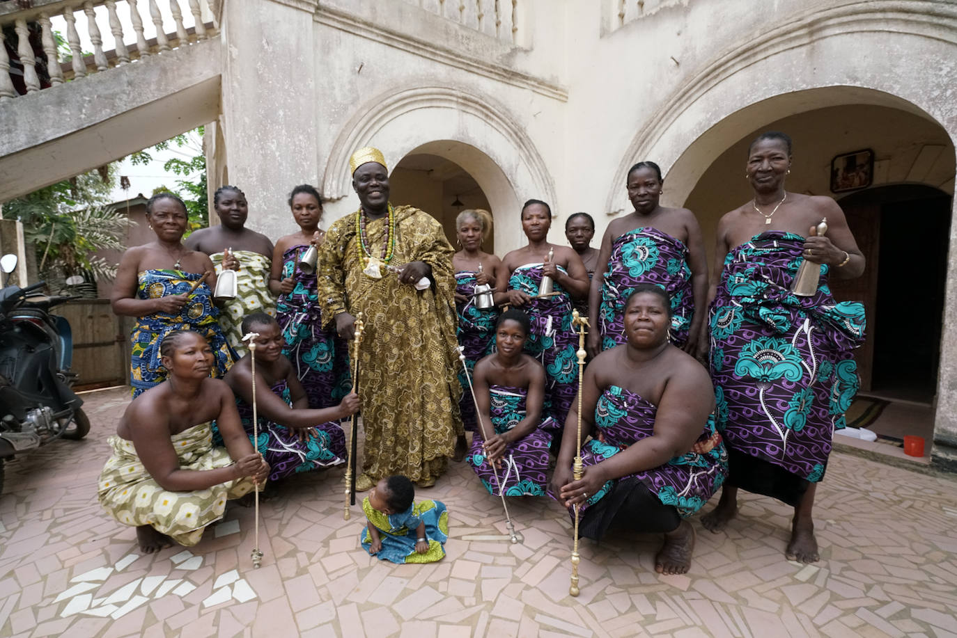 Tofa IX rodeado de su familia. Asegura que sólo dos son sus esposas oficiales (quizá influya que es un monarca con escasos recursos) y que el resto son cuñadas y acompañantes.