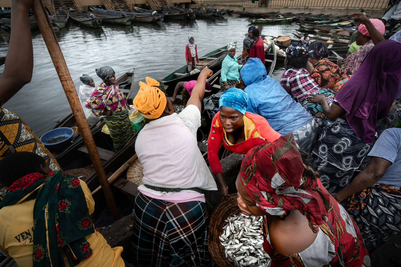 La actividad es incesante en los mercados africanos, como éste de Ganvié, situado a las afueras de Cotonou, la ciudad más populosa del país.