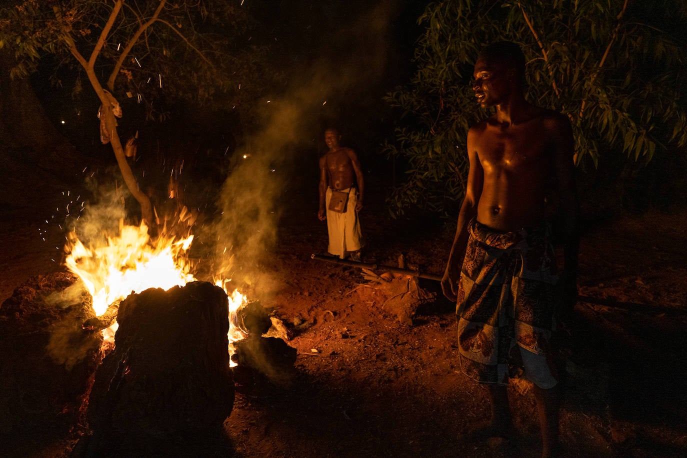 Ceremonia a la luz de las antorchas en un parque de Ouidah. 'Vudú' significa espíritu.