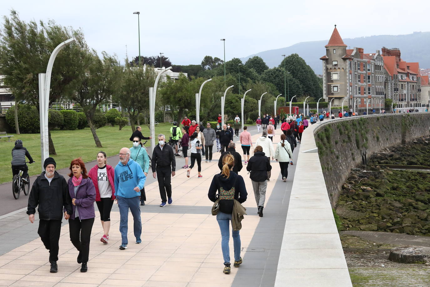Ciudadanos pasean por Ereaga.