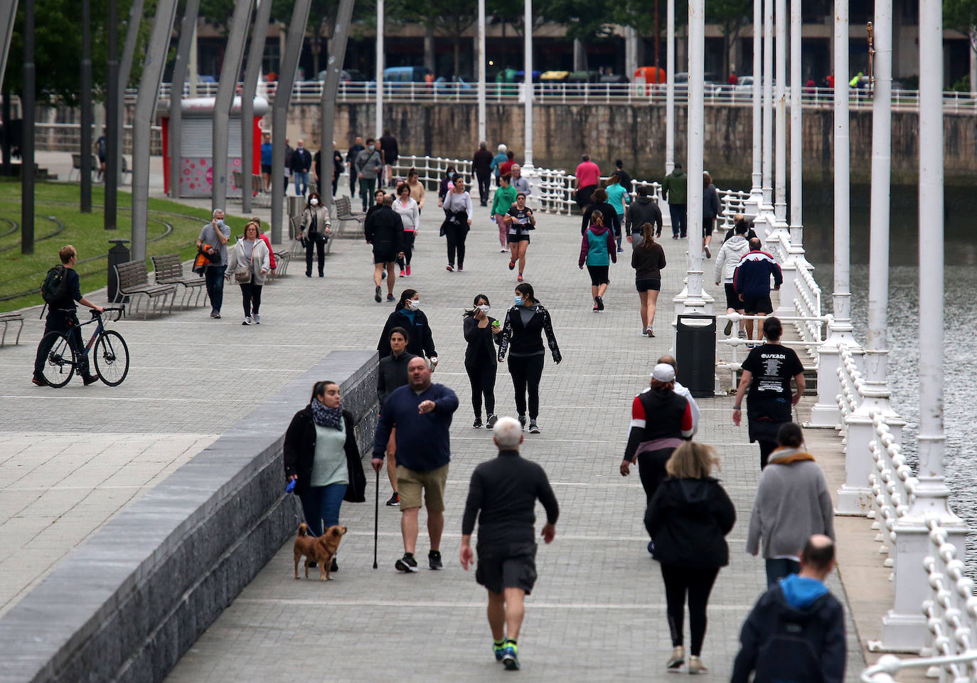 Personas que andan en Bilbao.