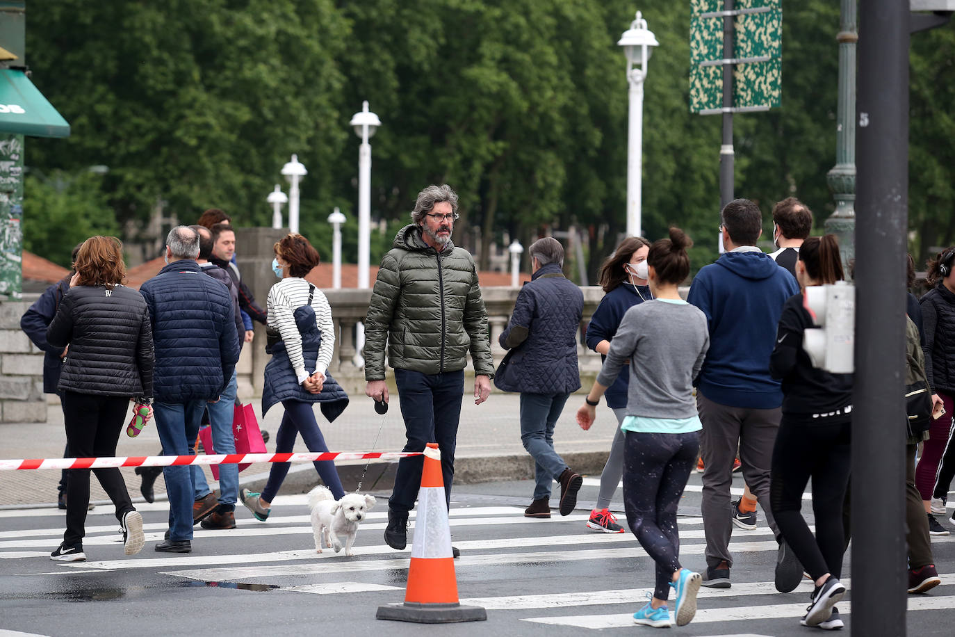 Ciudadanos bilbaínos pasean por el puente del Ayuntamiento.