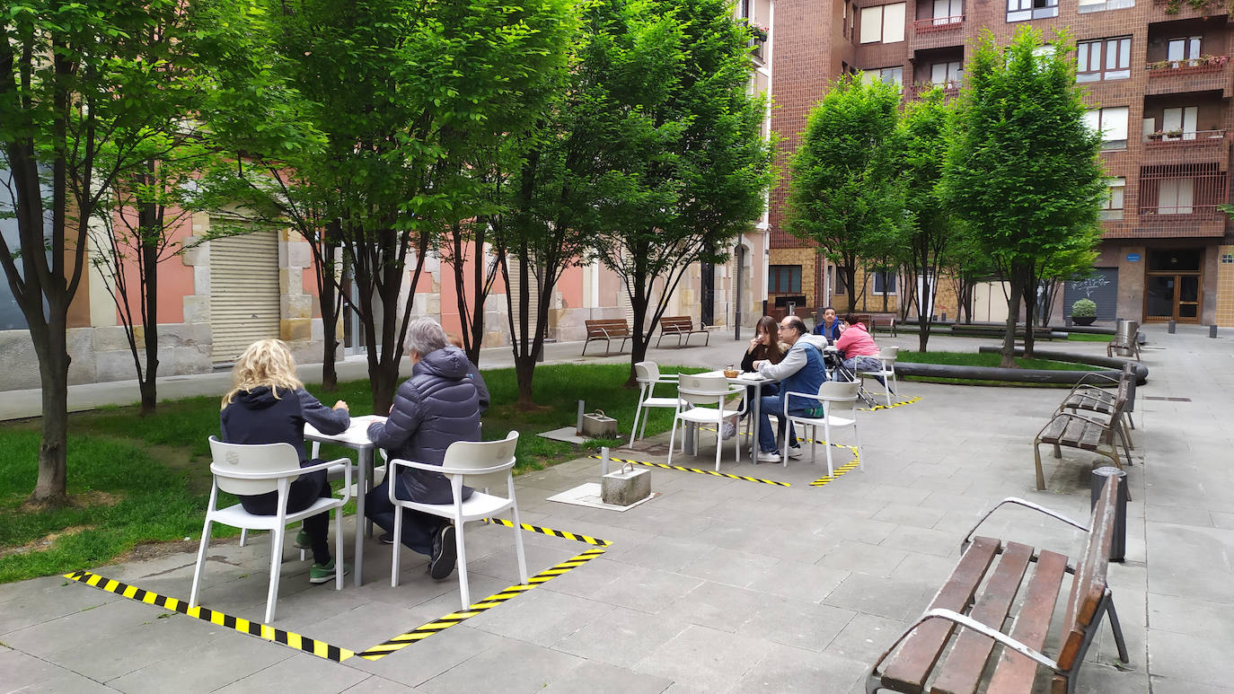 Líneas que delimitan el espacio de las mesas en la plaza Moraza.