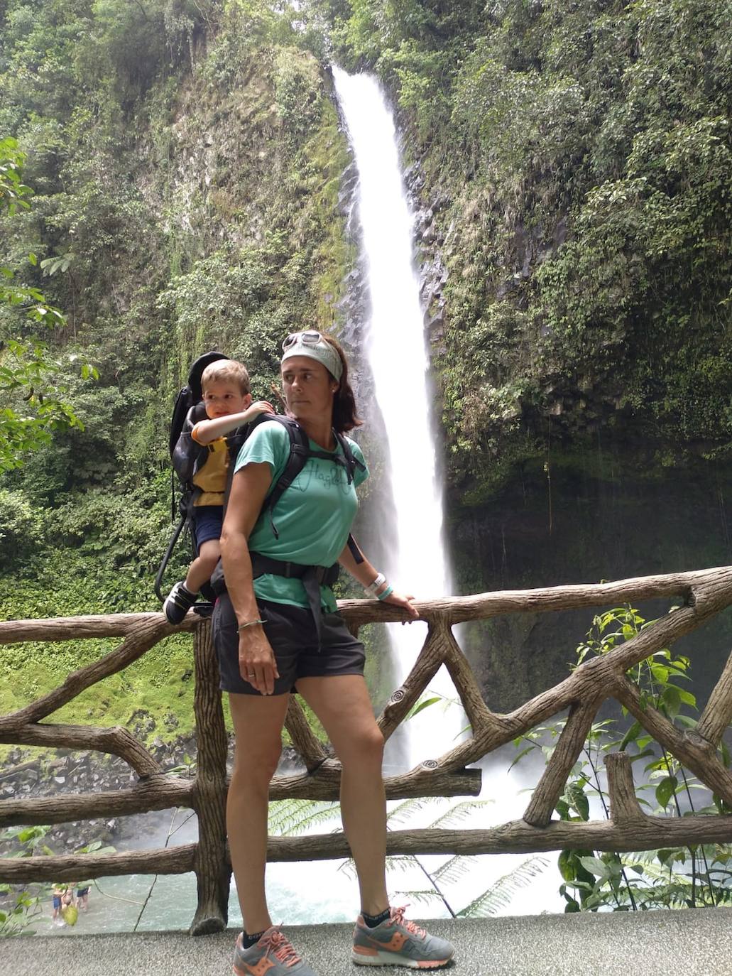 Edurne con su familia tras dejar la escalada.
