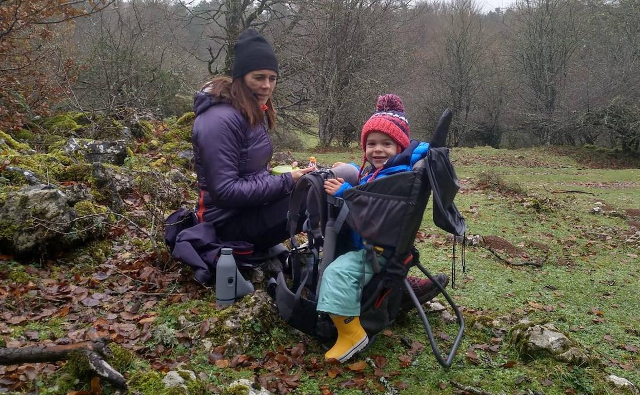 Edurne Pasaban, con su hijo Max en un paseo montañero.