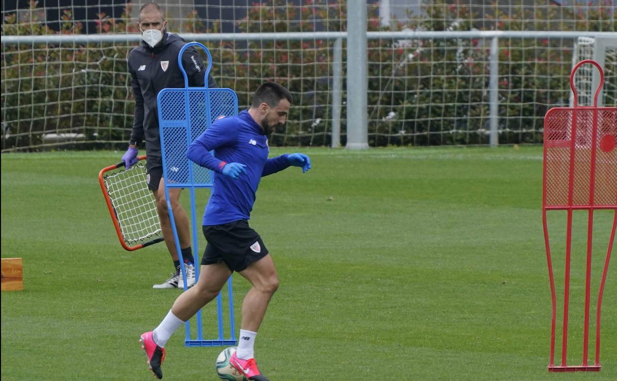 Beñat, con guantes, en el primer entrenamiento del domingo.