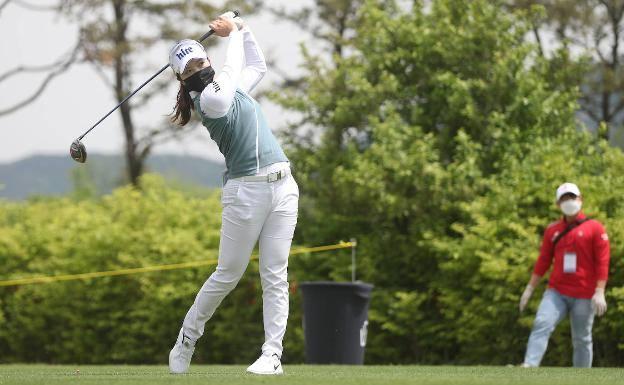 Una de las golfistas durante el torneo.