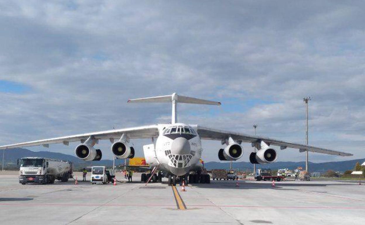 Aeronave Ilyushin que aterrizó en el aeropuerto de Vitoria con material sanitario el pasado abril.