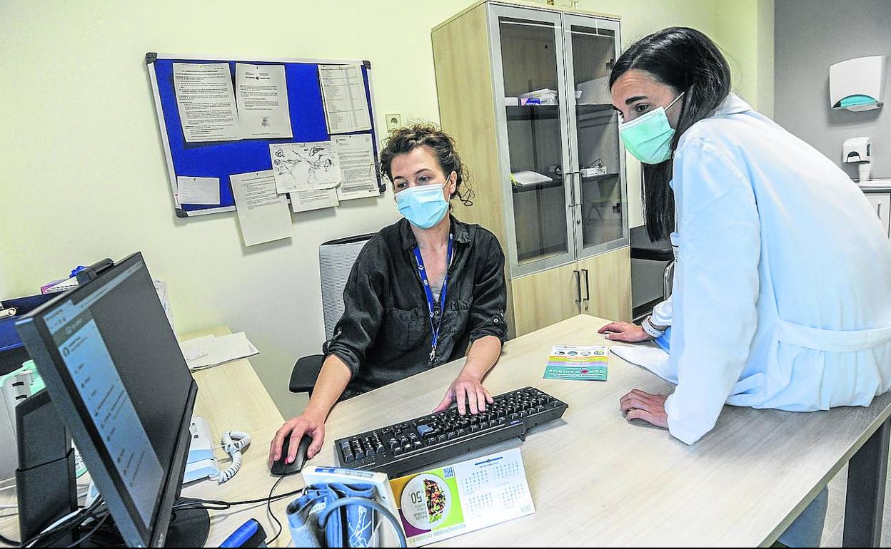 Diana Calvo (derecha) e Itsaso Martínez, en el centro de salud de Salburua, en Vitoria.