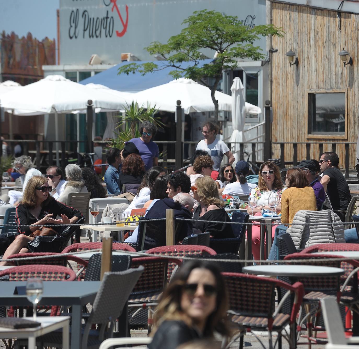 Las terrazas del puerto deportivo de Getxo.
