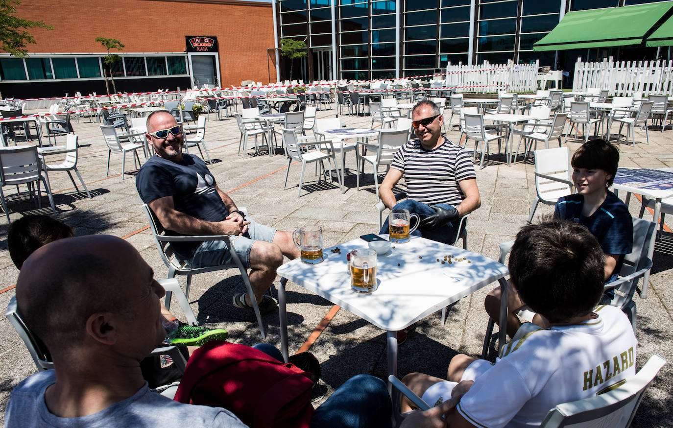 Las terrazas del puerto deportivo de Getxo.