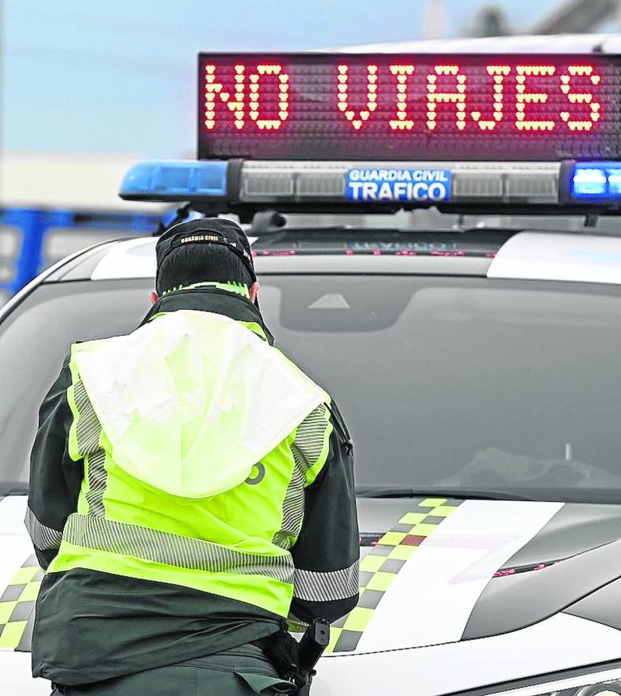 Un agente de la Guardia Civil, durante un control de tráfico.