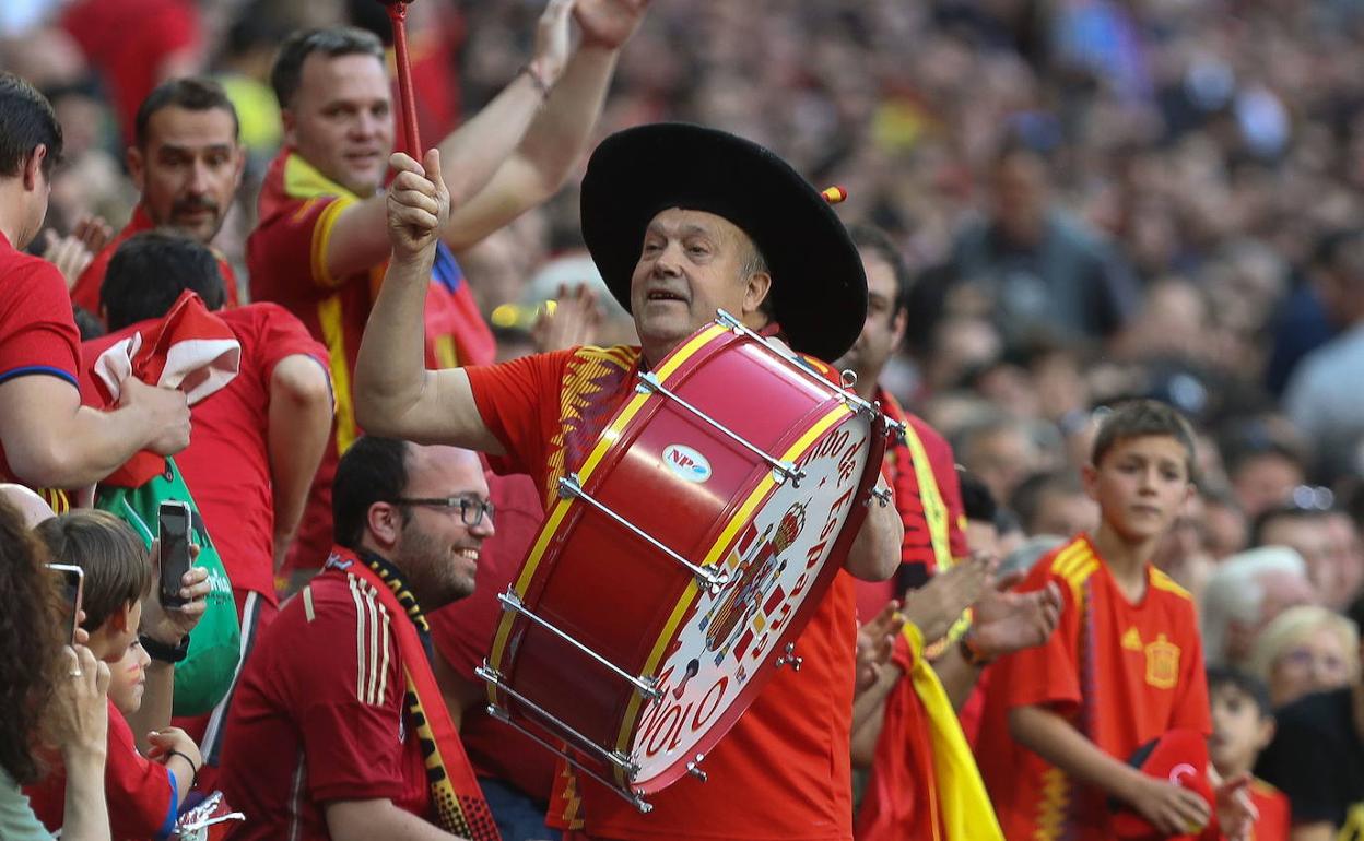 Manolo anima a la grada con su bombo en un partido de España.