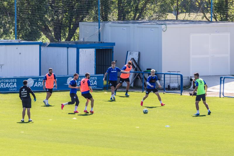 Fotos: El Alavés ya entrena en grupos